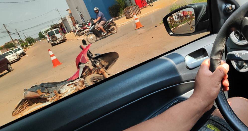 ASSISTA VÍDEO: motorista de picape não socorre a vítima após veículo ser atingido por motocicleta em avenida de Vilhena
