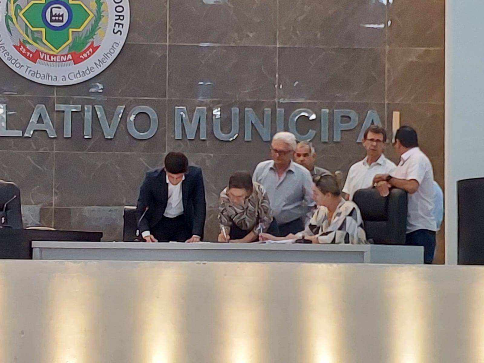 Em sessão inusitada presidida pelo vice e com quatro vereadores ausentes, Câmara de Vilhena aprova projetos milionários