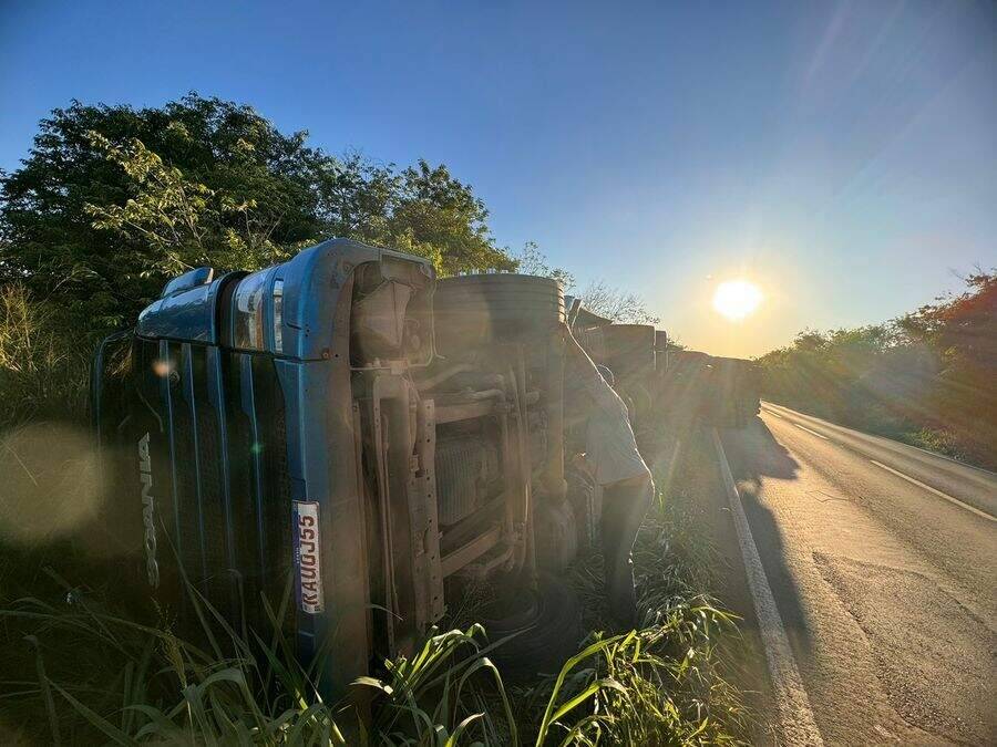 Carreta que saiu de Vilhena carregada de algodão tenta desviar de buraco e tomba em rodovia de MS