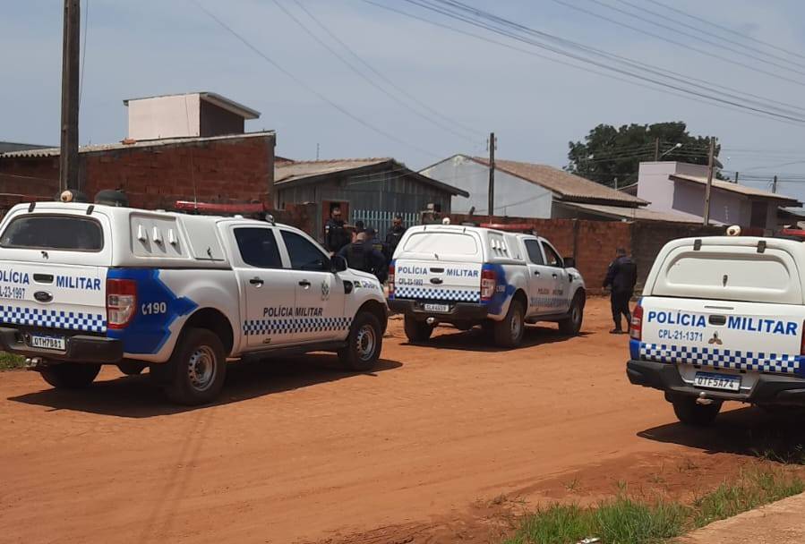 Aparentando 12 anos, menino armado com pau e faca arrasta irmã pelos cabelos e ameaça atacar idoso, em Vilhena