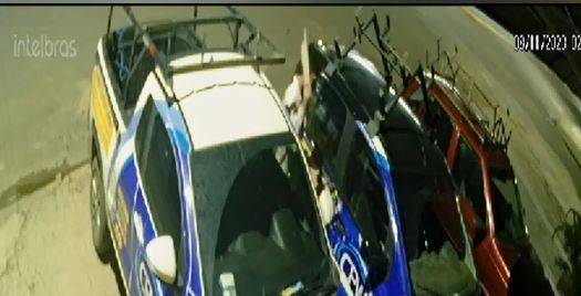ASSISTA VÍDEOS: aparentemente transtornado, homem provoca destruição durante a madrugada, em Cerejeiras