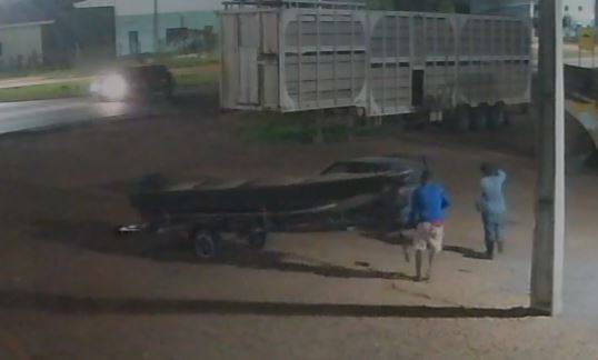 ASSISTA VÍDEO: câmeras flagram ladrões furtando barco estacionando, engatando embarcação em carro e fugindo, em Vilhena