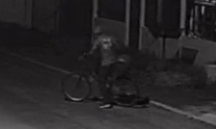 ASSISTA VÍDEO: após invadir casa e mulher gritar, ladrão foge equilibrando botija de gás na garupa da bicicleta