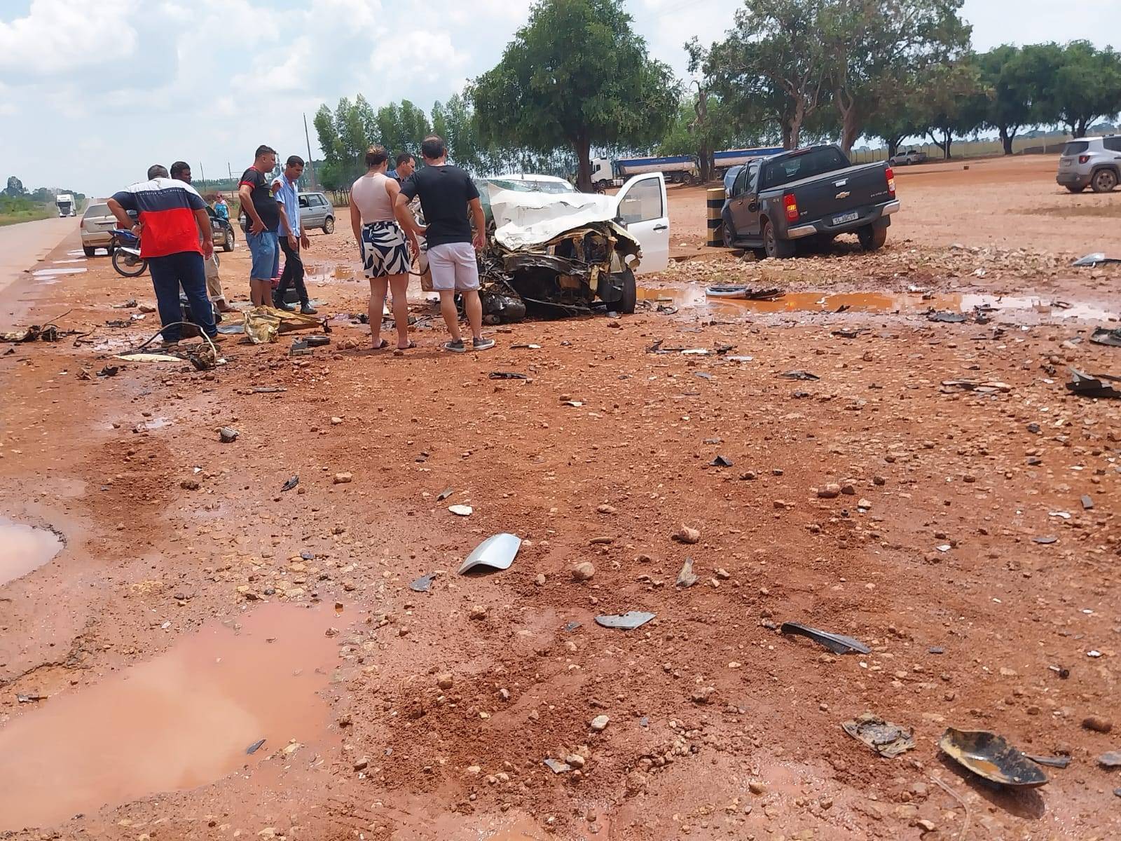 FOTOS: vilhenense faz imagens de local do acidente que deixou duas mulheres mortas e criança ferida na BR 364, na tarde deste sábado