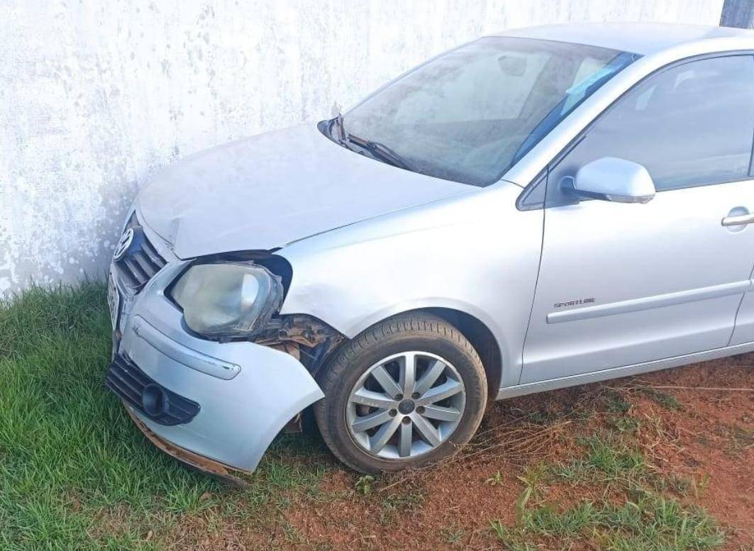 Em Vilhena, briga entre pai e filho teve canivete sacado, ameaças, mata-leão e carro “confiscado” derrubando poste de energia