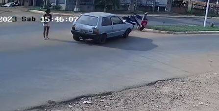 VÍDEO: câmera de monitoramento grava batida entre carro e moto que deixou filho de policial militar em estado gravíssimo, em Vilhena