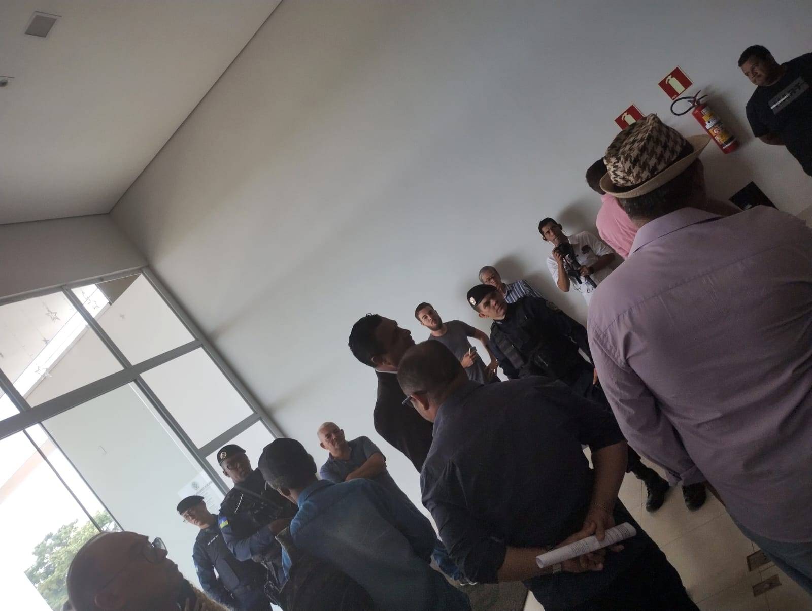 DEU POLÍCIA: com energia cortada e PMs no plenário, Câmara de Vereadores de Vilhena mergulha de vez na baixaria