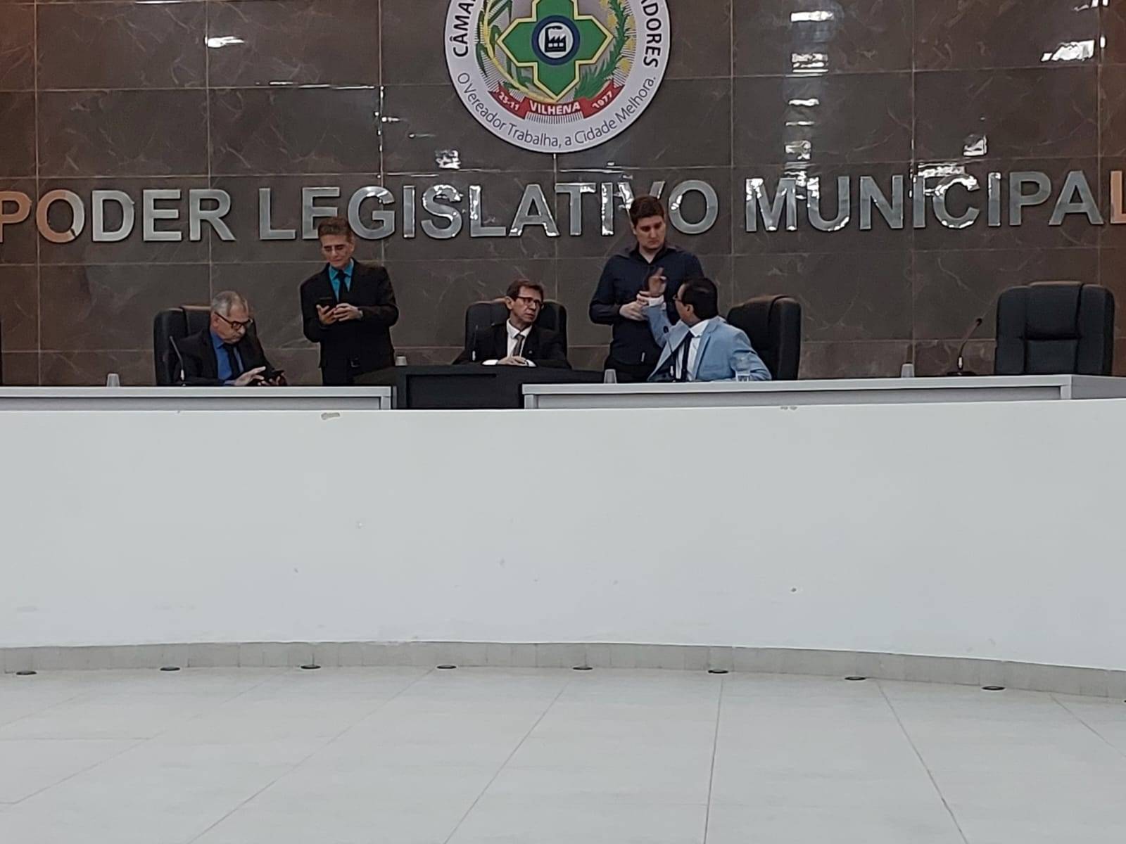 5ª SÉRIE: em sessão com dois presidentes, Câmara de Vereadores de Vilhena se reúne enquanto aguarda decisão de juíza