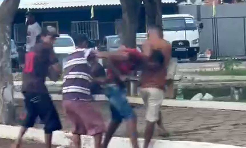 ASSISTA VÍDEO: em plena luz do dia e em praça pública, moradores de rua espancam homem; problema desafia autoridades