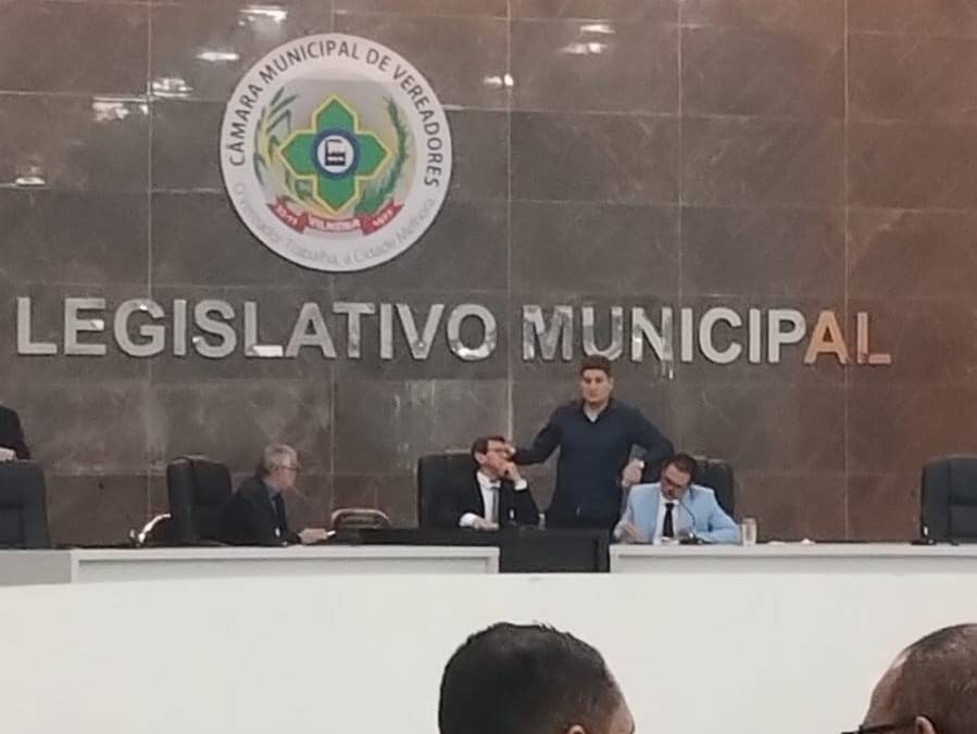ASSISTA VÍDEO: novo impasse leva vereadores a suspenderem sessão da Câmara, em Vilhena; dois grupos aguardam decisão de juíza