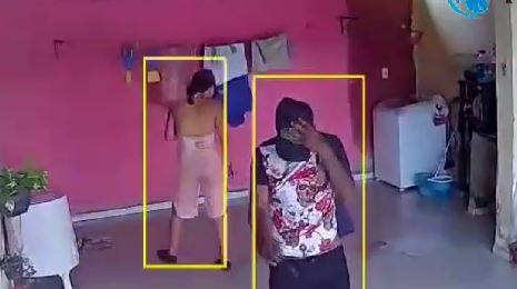 ASSISTA VÍDEO: casal de ladrões saqueia residência em Vilhena, é filmado e usa “tática” para não ser reconhecido