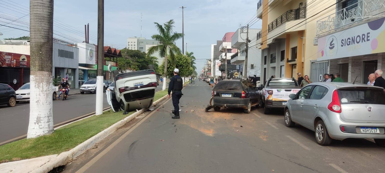 VEJA IMAGENS: dia começa com colisão e capotamento na avenida mais movimentada de Vilhena