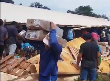 Caminhão transportando frango que vinha de Goiás para Rondônia tomba em rodovia de MT e populares saqueiam a carga