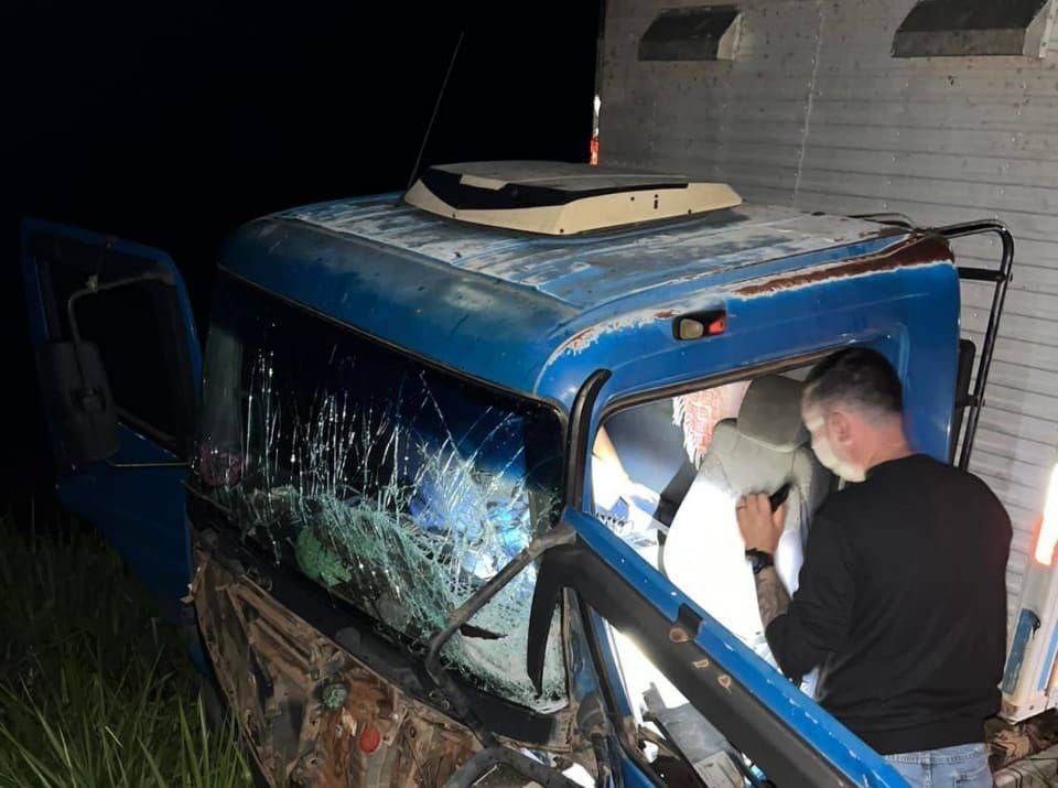 Bombeiros de Vilhena resgatam motorista que ficou preso a ferragens após acidente envolvendo caminhão e picape na BR 364
