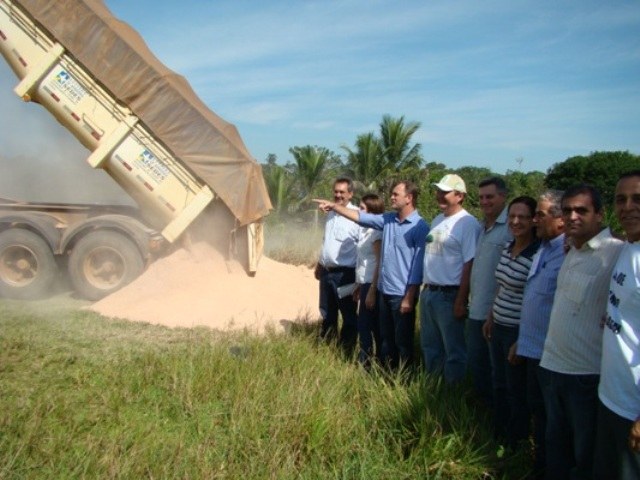 Goebel entrega duas mil toneladas de calcário para pequenos produtores