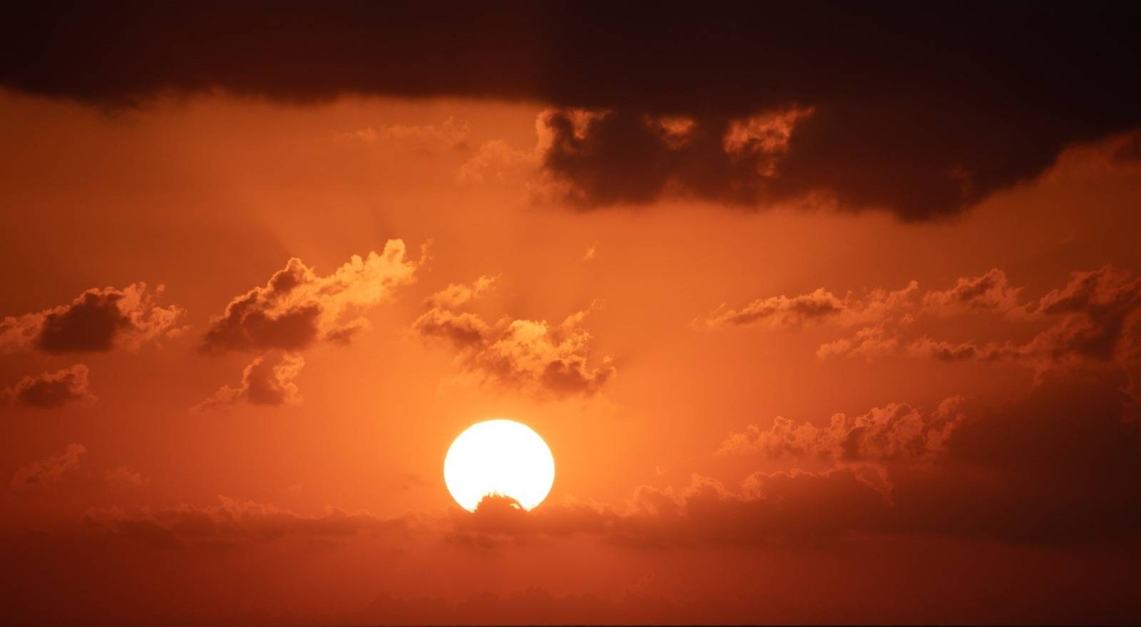 Onda de calor aumenta consumo de energia elétrica; veja dicas para economizar na conta de luz