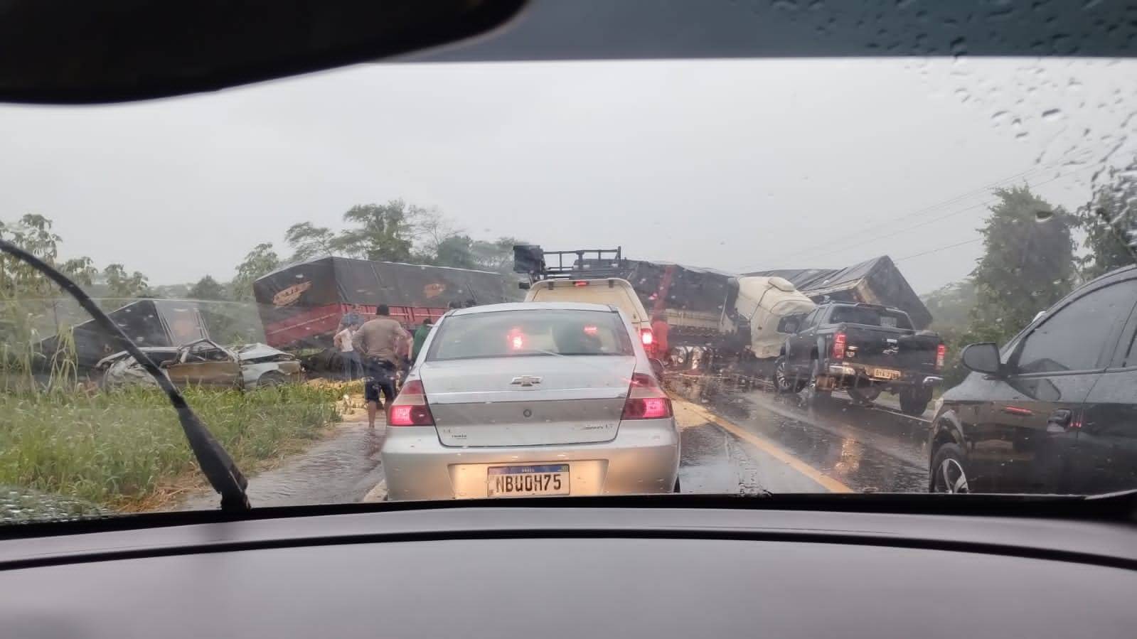 ASSISTA VÍDEO: acidente que teve carreta de Vilhena envolvida deixa um morto em trecho da BR 364 na região central de Rondônia