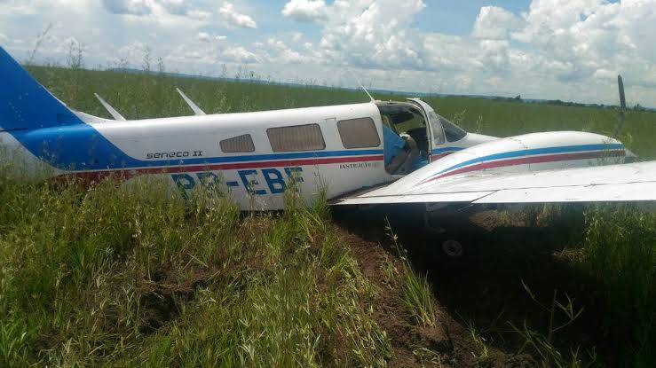Avião bimotor que saiu de Pimenta Bueno com 5 a bordo e vinha para Vilhena faz pouso forçado em fazenda e mobiliza Bombeiros
