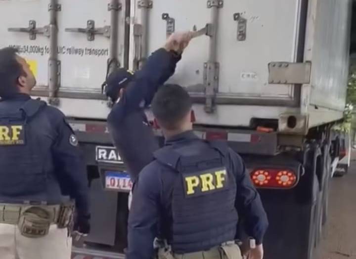 ASSISTA VÍDEO: caminhoneiro de Vilhena é preso pela PRF em rodovia de MS transportando quase meia tonelada de cocaína