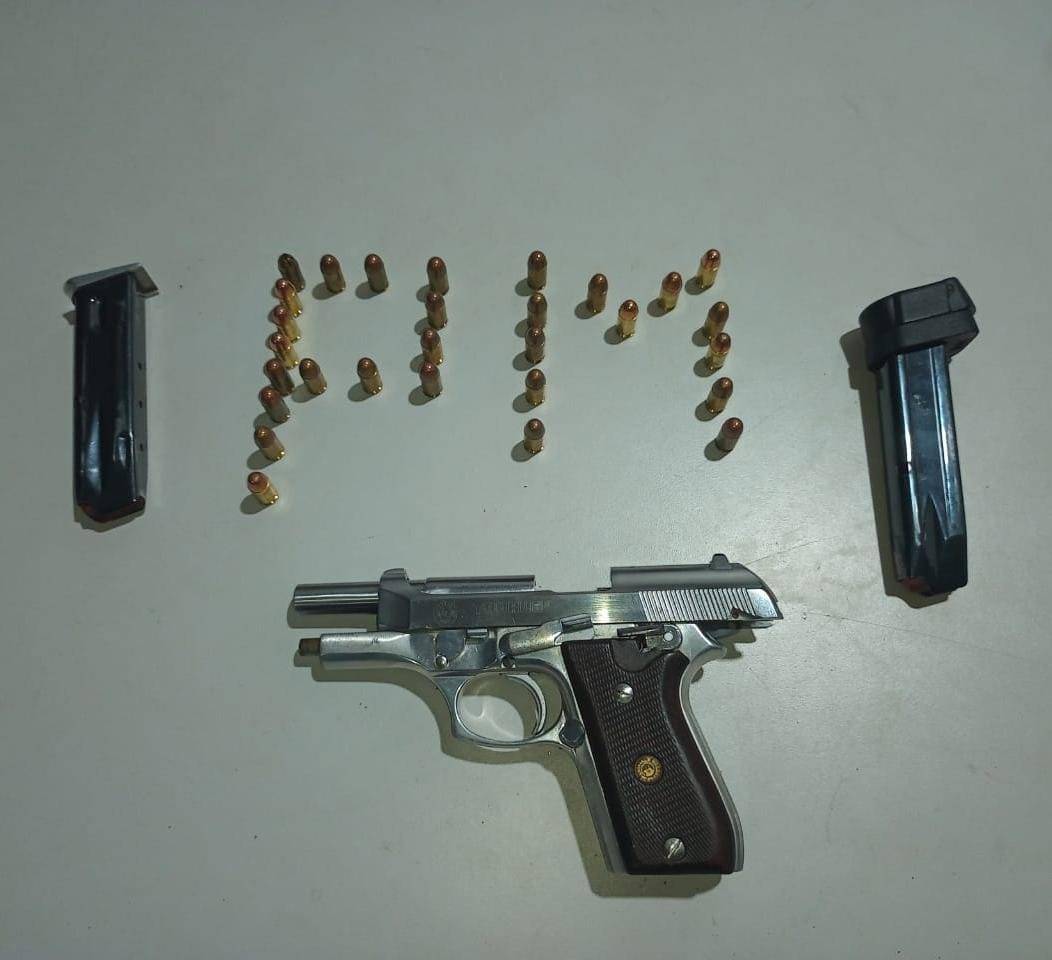 Polícia Militar prende homem armado e com mandado de prisão em aberto por tráfico e pose ilegal de arma
