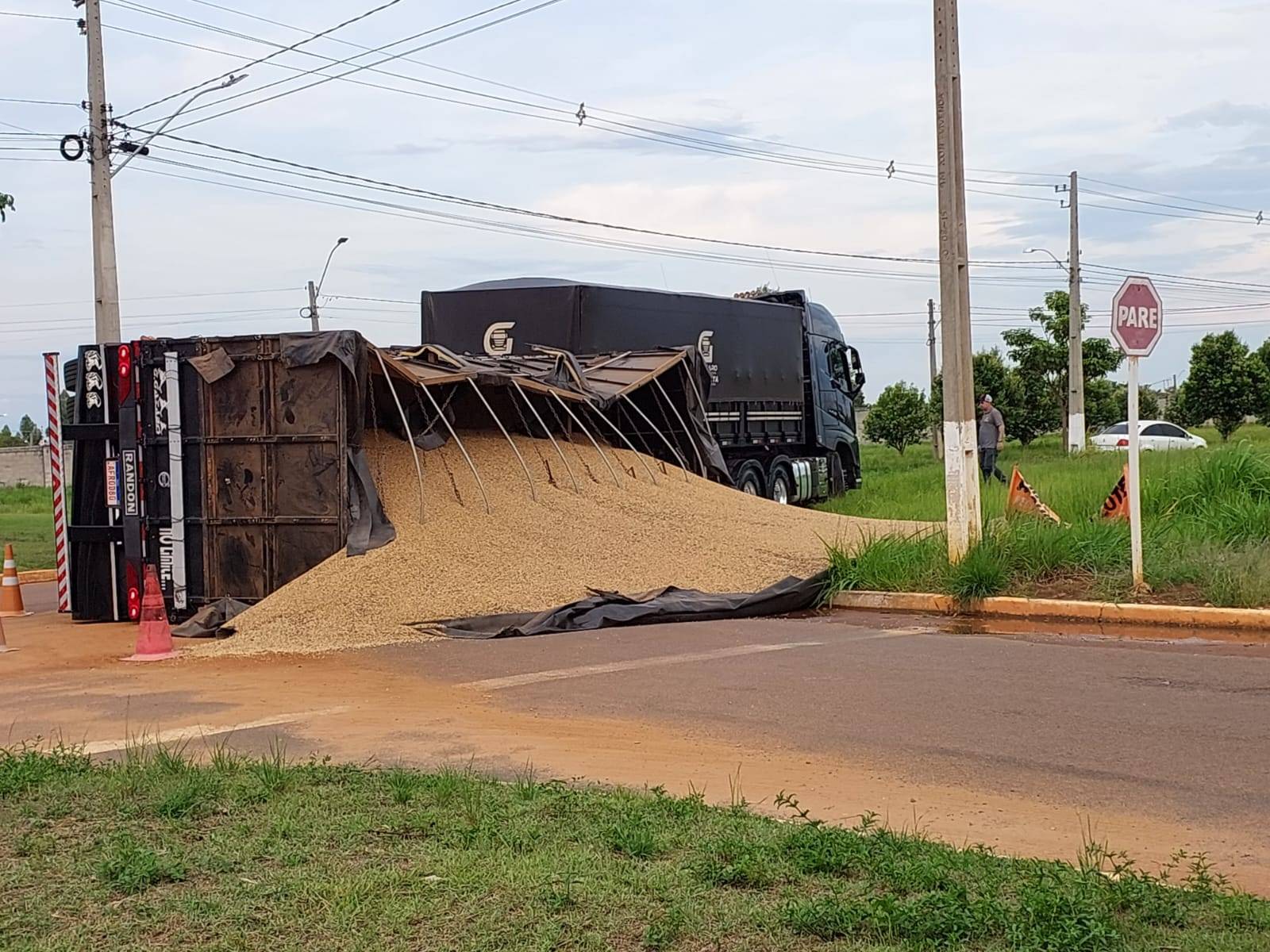 Composição carregada de grãos tomba em avenida de Vilhena; não houve feridos