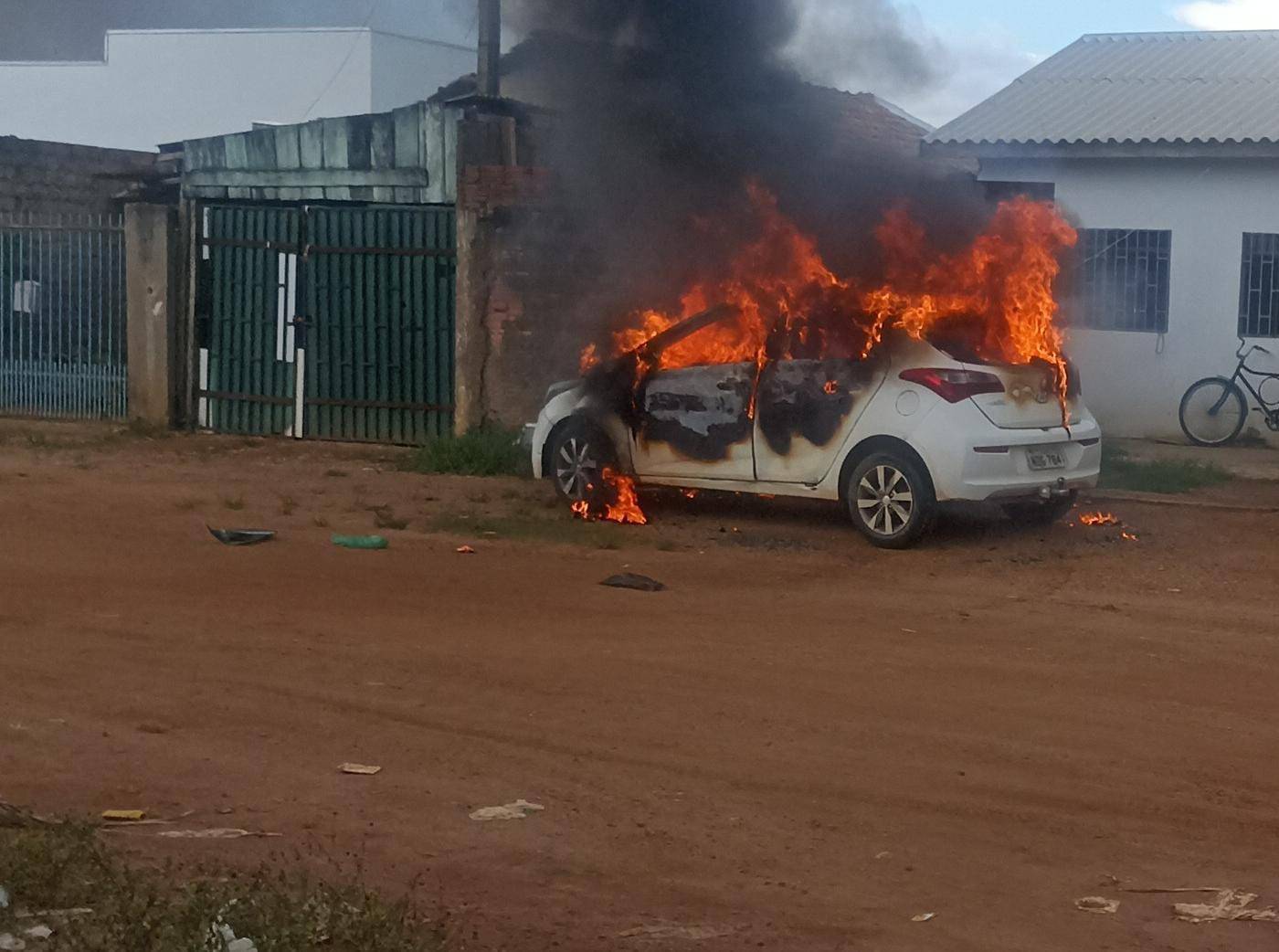ASSISTA VÍDEOS: dona de carro incendiado em Vilhena confirma ataque criminoso; ex-marido é suspeito de atear o fogo