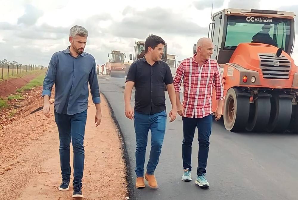 Ezequiel Neiva inspeciona encerramento dos trabalhos de asfaltamento da Rodovia do Boi em 2023