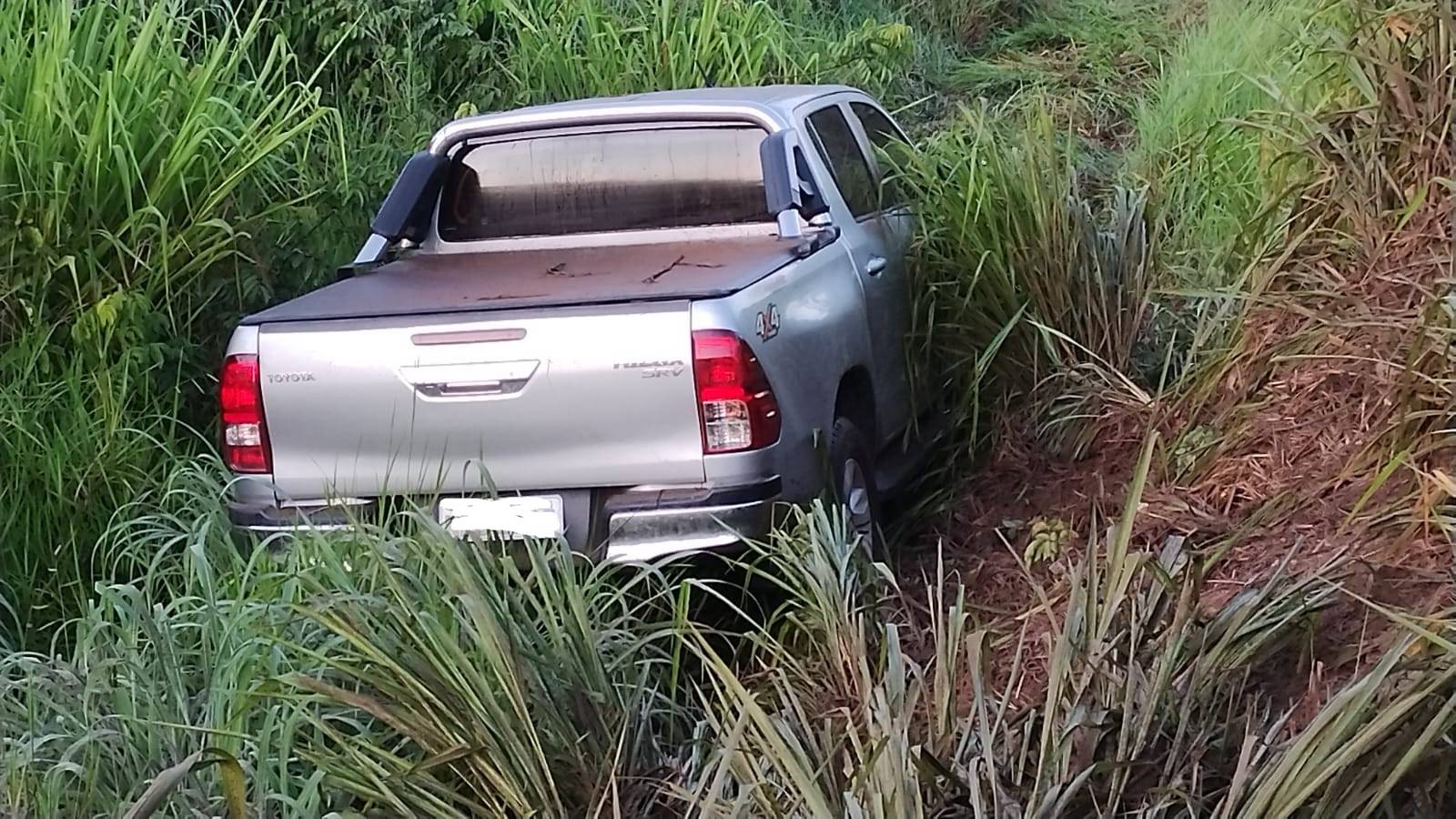 VÍDEO: aparentando embriaguez, motorista de picape atravessa pista da BR 364 e vai parar no meio do mato, em Vilhena