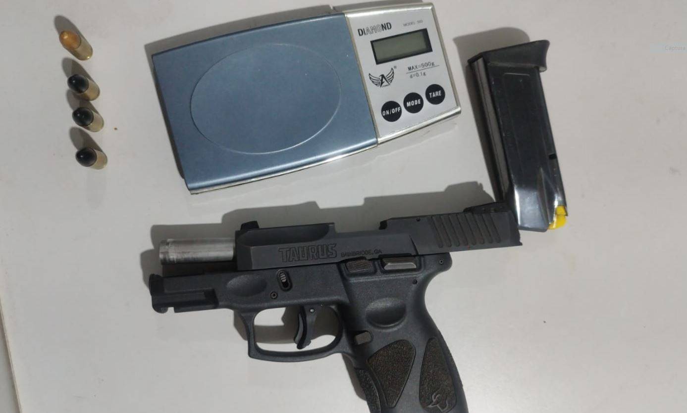 Flagrado com pistola que havia comprado por R$ 6 mil, rapaz confessa ser integrante de facção criminosa e acaba preso, em Vilhena