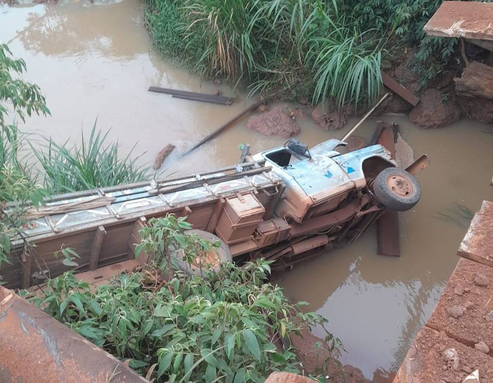 Picape perde freio em descida, fica sem uma das rodas ao passar por lombada na zona rural de Vilhena e despenca dentro de rio