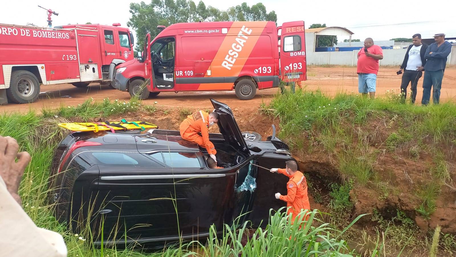 FOTOS E VÍDEOS: com esposa e filho a bordo, idoso capota SUV às margens da BR 364 ao chegar em Vilhena