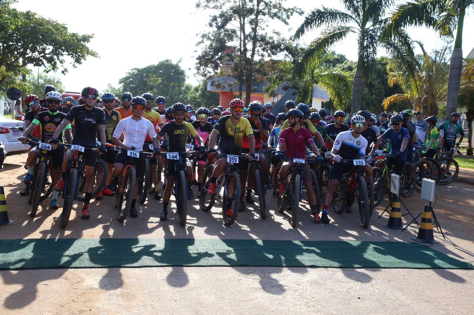 Com mais de 200 participantes, Semes realiza última etapa do Circuito Vilhenense de MTB e Corrida de Rua