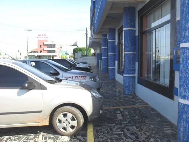 Depois de denúncia da FOLHA DO SUL, hotel de prefeito libera calçadas para pedes