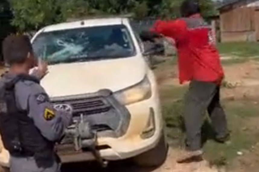 ASSISTA: viralizam em Rondônia vídeos que mostram madeireiro destruindo viaturas após sofrer fiscalização ambiental em MT