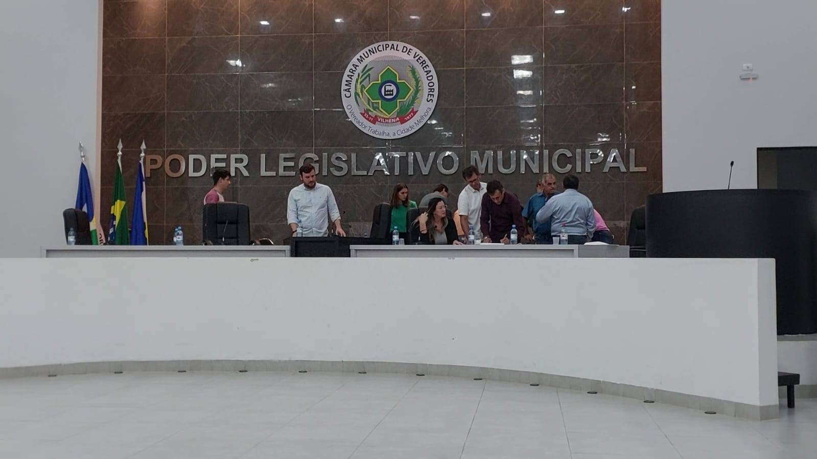 Em raro momento de bom senso, vereadores dão pausa em “guerra” e votam matérias importantes para os vilhenenses