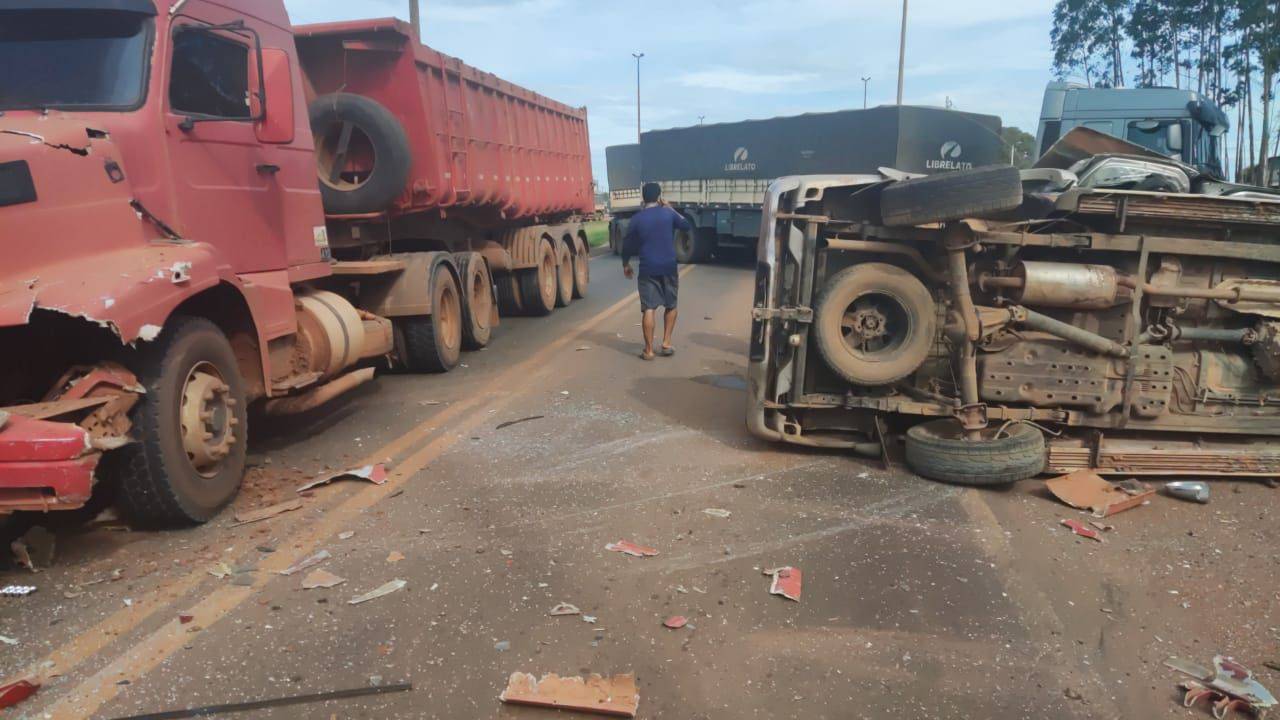 Acidente na BR-364, na entrada de Vilhena, deixa motorista de picape preso a ferragens; vítima foi socorrido pelo Corpo de Bombeiros