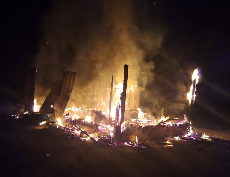Casa é consumida por chamas em chácara nos arredores de Vilhena; família desconfia de incêndio criminoso e aponta suspeito