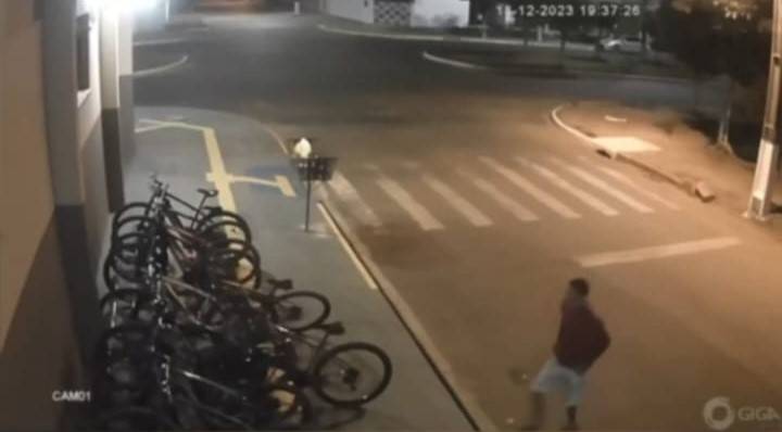 VÍDEO: Câmera de monitoramento flagra homem roubando bicicleta em frente a academia de artes marciais em Vilhena