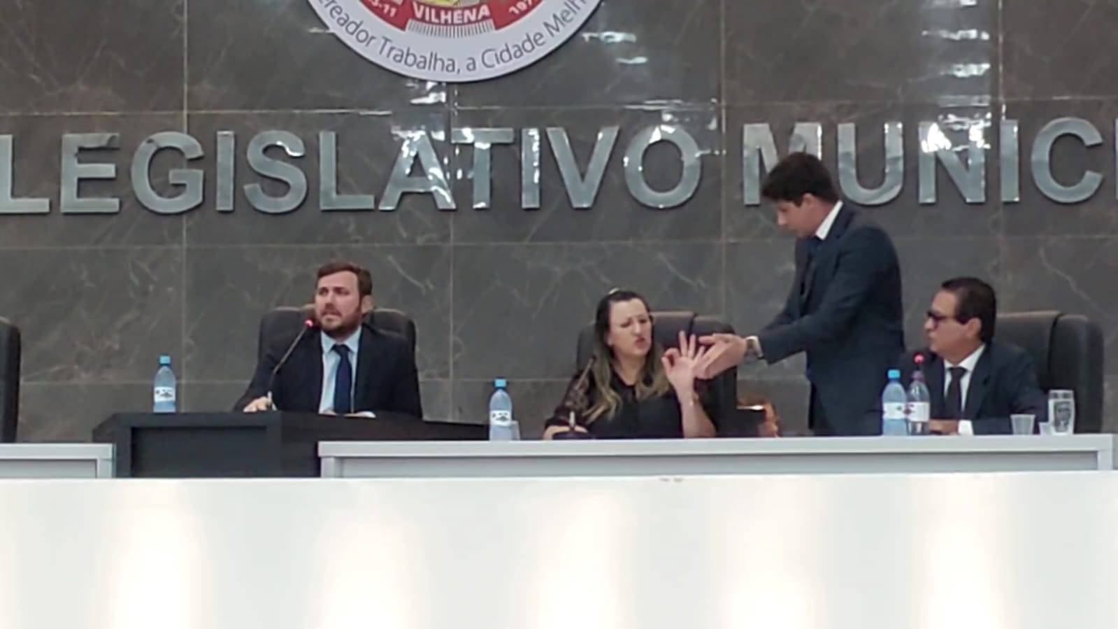 VÍDEO: chamada de “comunista” em Vilhena, vereadora diz que colega “não é nem de esquerda, nem de direita, não é nada”