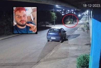 VÍDEO: em cidade de MT, entregador de 23 anos morre após motocicleta atingir violentamente caçamba de lixo estacionada na rua