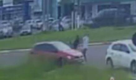 ASSISTA VÍDEO: após dar “fechada” no centro de Vilhena, motorista vai tirar satisfações e é nocauteado com soco na cara