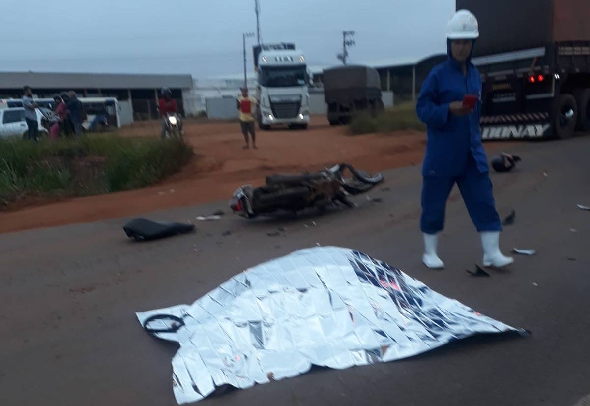 URGENTE: funcionário de frigorífico morre na hora após acidente envolvendo moto e carreta na BR 364, em Vilhena