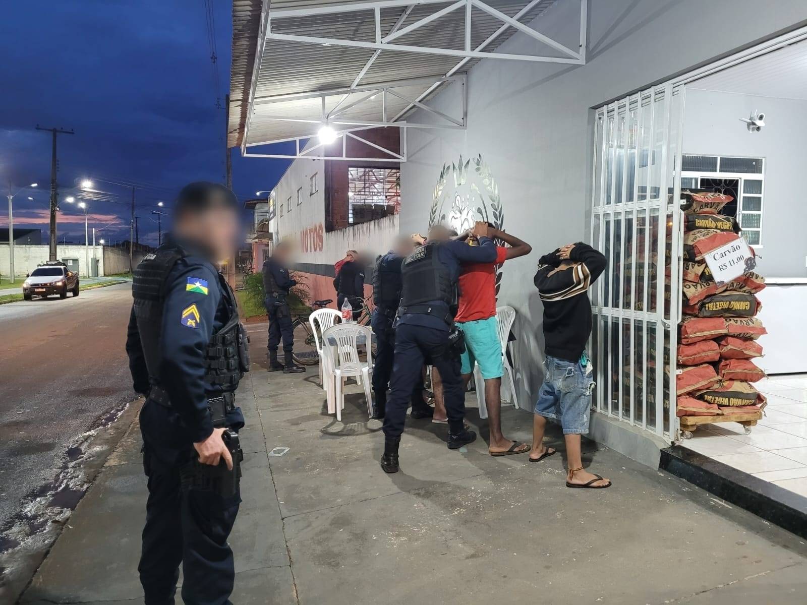 PM apreende drogas em praça que há poucos dias foi palco de dupla tentativa de homicídio em Vilhena