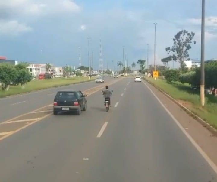 ASSISTA: Condutora de bicicleta elétrica se arrisca na BR-364 e viraliza nas redes sociais; secretário de trânsito analisa o caso
