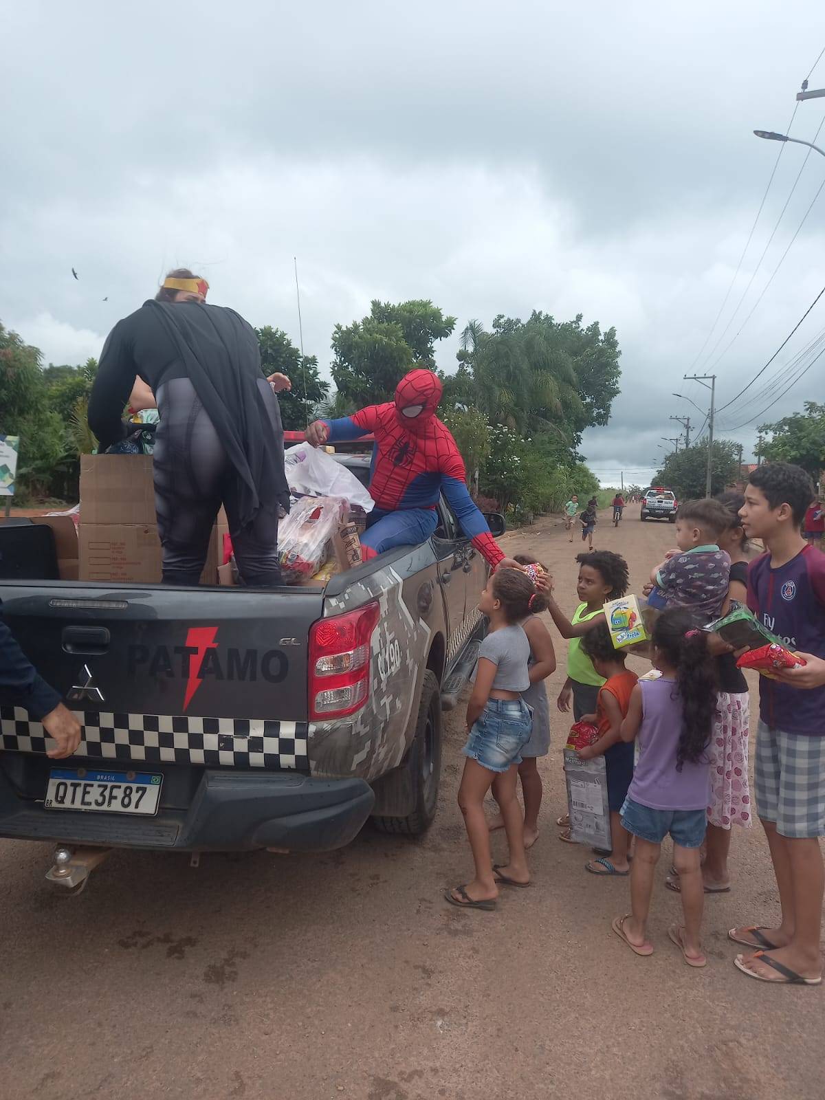 Em ação solidária de Natal, PM entrega centenas de brinquedos para crianças em Vilhena