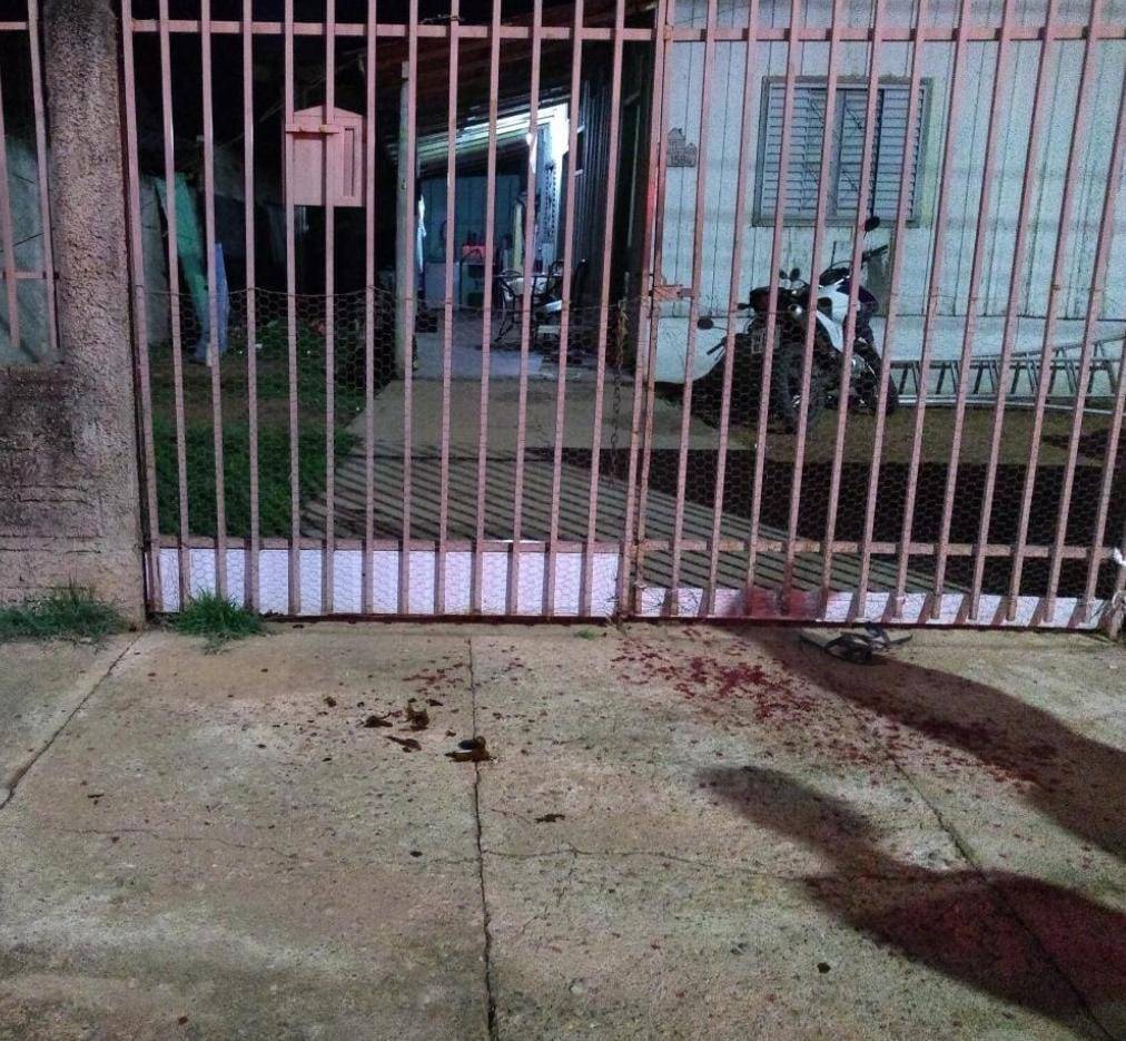 Para não morrer, homem ensanguentado invade casa e entra em luta corporal com idosa