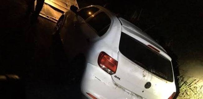 Homem persegue e atira contra carro de enteado no distrito do Guaporé; além do alvo, mais três pessoas estavam no carro