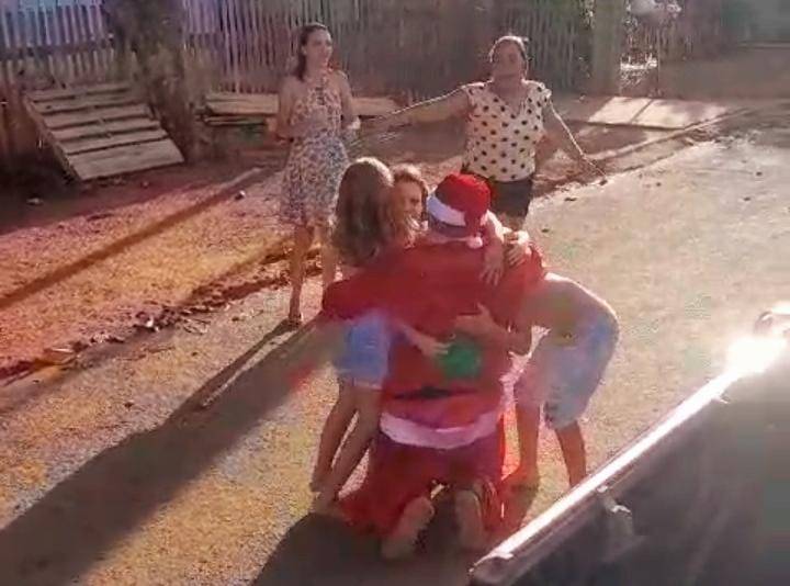 Sitiante de Cabixi faz alegria da criançada ao se fantasiar de Papai Noel e distribuir doces pelas ruas da cidade