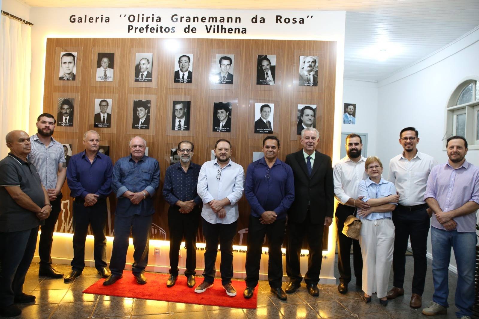 Prefeitura inaugura “Galeria de Prefeitos” construída em tempo recorde: fotografia do atual prefeito também é afixada na porta