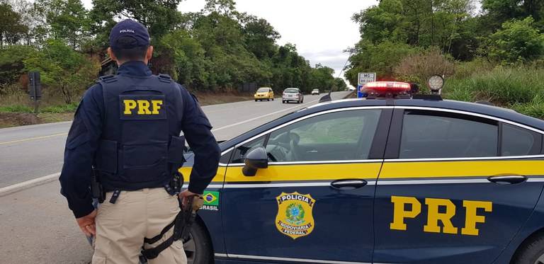 PRF inicia fase educativa na fiscalização do exame toxicológico; exigência passa a valer em janeiro para motoristas das categorias C, D e E